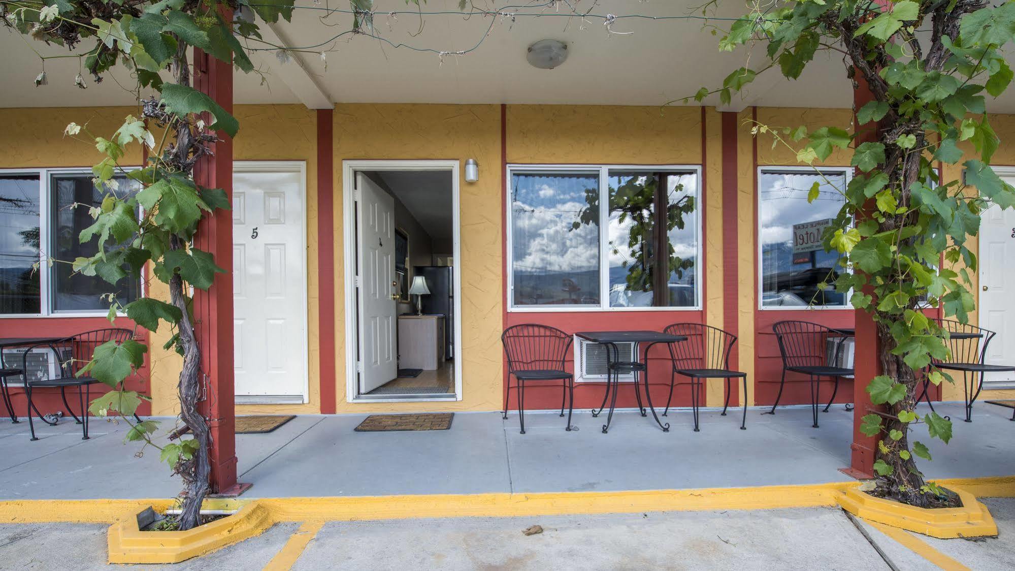 Maple Leaf Motel Inn Towne Osoyoos Exterior photo