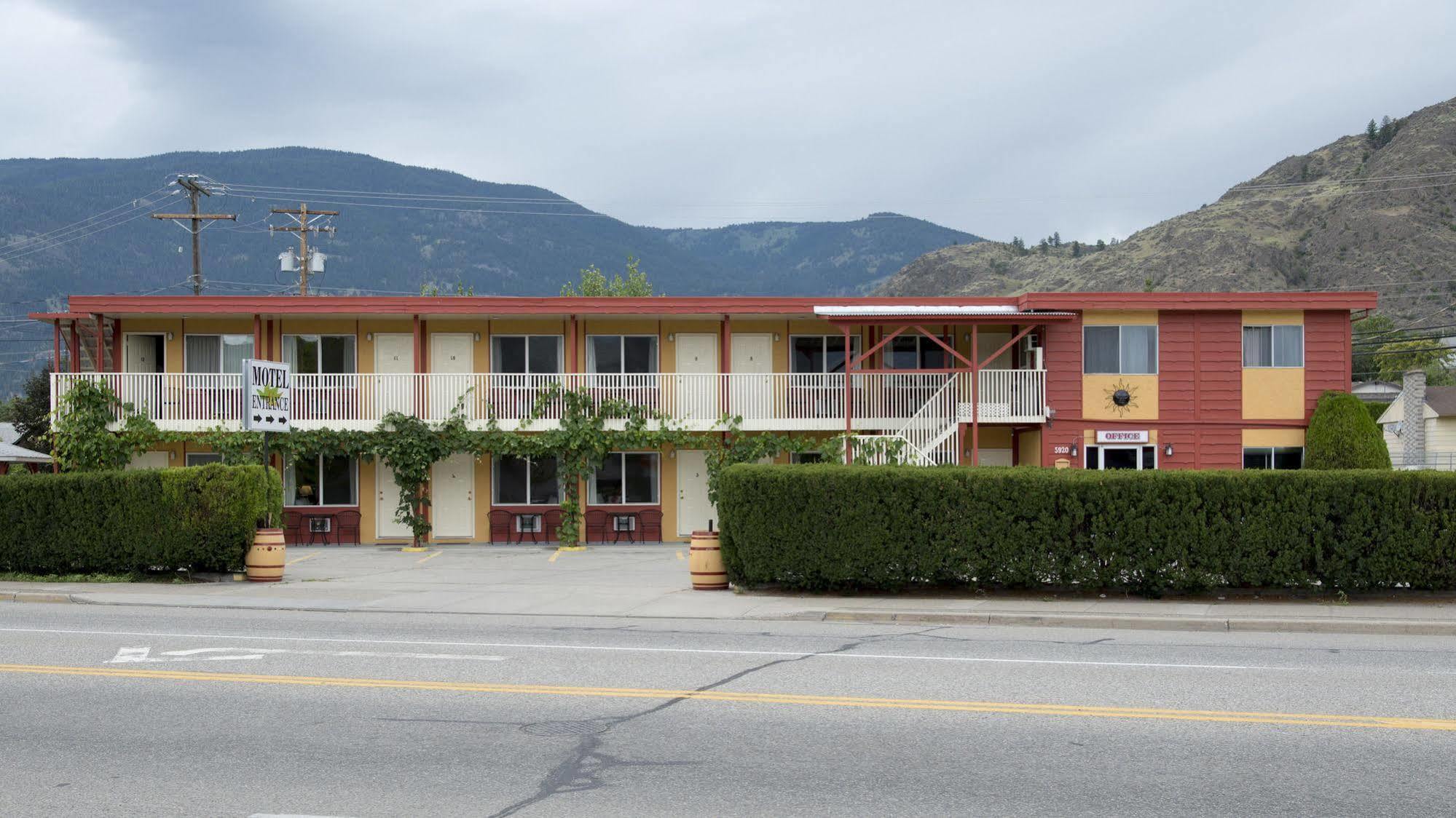 Maple Leaf Motel Inn Towne Osoyoos Exterior photo